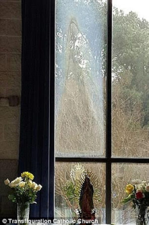 USA: Une image de la Vierge Marie apparue sur la fenêtre d'une église crée la polémique (PHOTO)