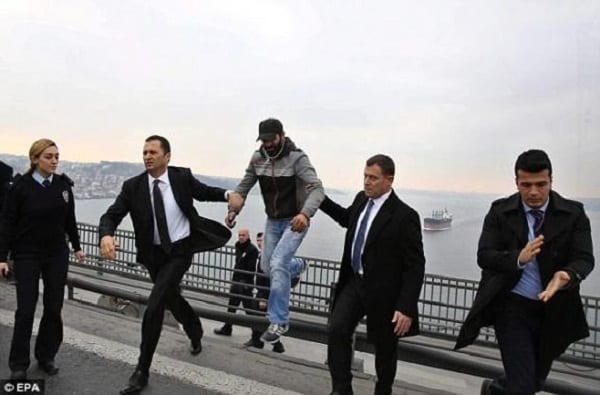 Turquie: Le président empêche un suicidaire de sauter du pont du Bosphore (PHOTOS)