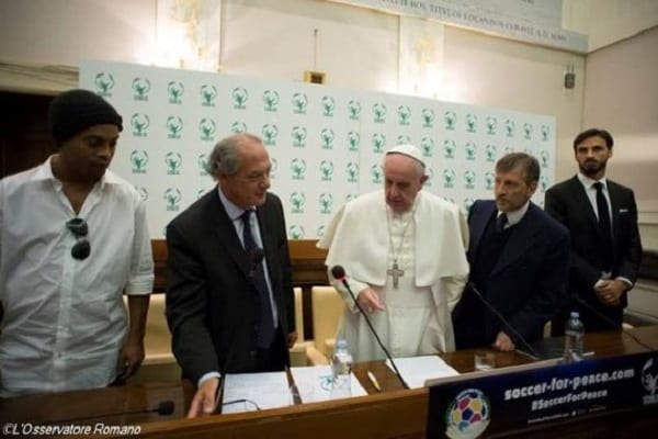 L'ancien footballeur brésilien Ronaldinho rencontre le pape François