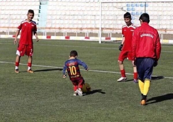 Le petit garçon au sac poubelle reçoit un vrai kit de Lionel Messi: PHOTOS