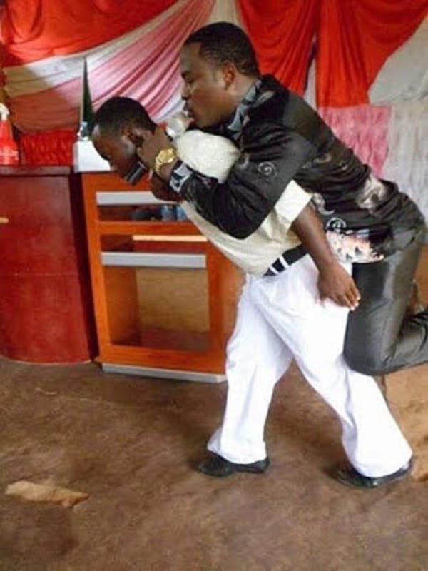 Tanzanie: Incroyable,Un pasteur se fait porter, ses pieds sont interdits au sol