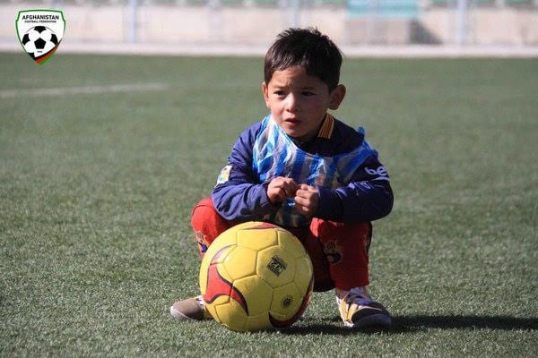 Le petit garçon au sac poubelle reçoit un vrai kit de Lionel Messi: PHOTOS