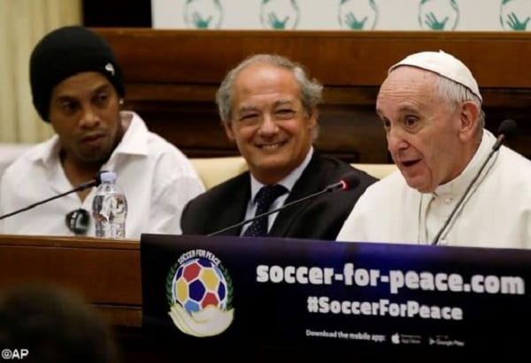 L'ancien footballeur brésilien Ronaldinho rencontre le pape François