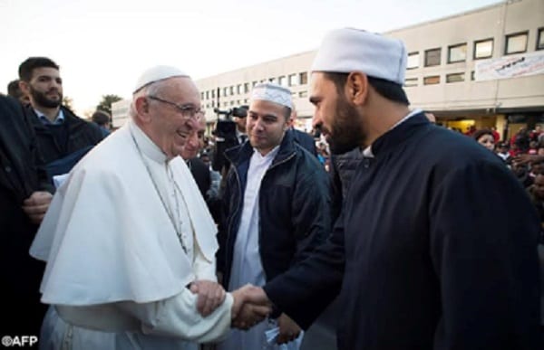 Le pape François lave et embrasse les pieds de réfugiés croyants: PHOTOS