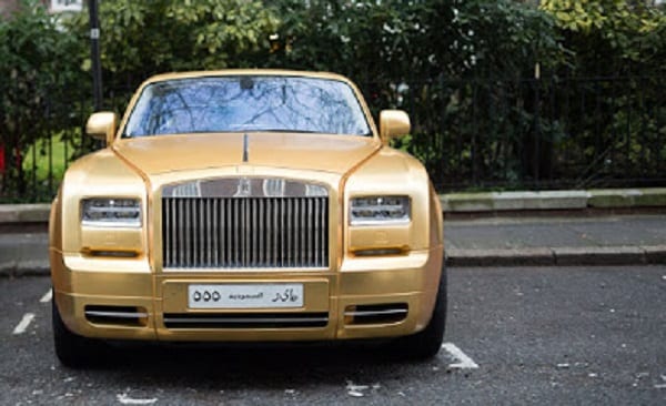 Un milliardaire saoudien emporte ses bolides en or à Londres pour les vacances: PHOTOS