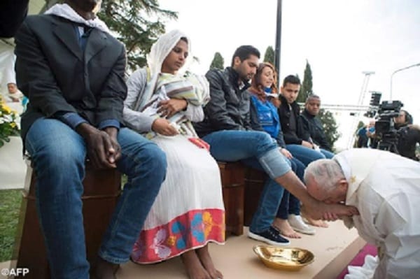 Le pape François lave et embrasse les pieds de réfugiés croyants: PHOTOS