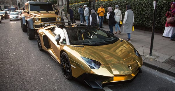 Un milliardaire saoudien emporte ses bolides en or à Londres pour les vacances: PHOTOS