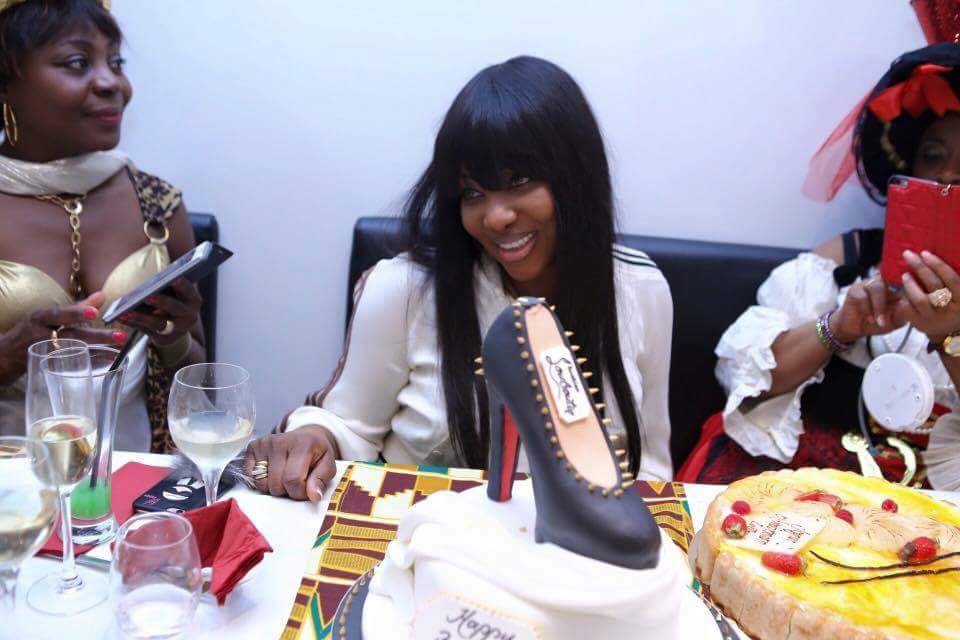 People : L’épouse de Drogba fête son anniversaire avec un gâteau en forme de chaussure (photos)