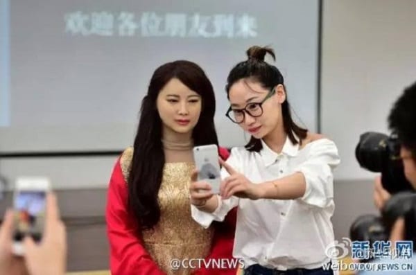 La Chine développe son premier robot humain... une femme qui semble si réelle: photos