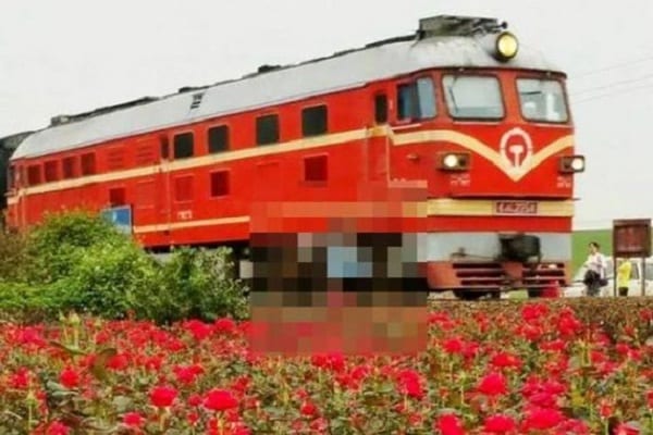 Chine: faisant un selfie, une adolescente est percutée par un train