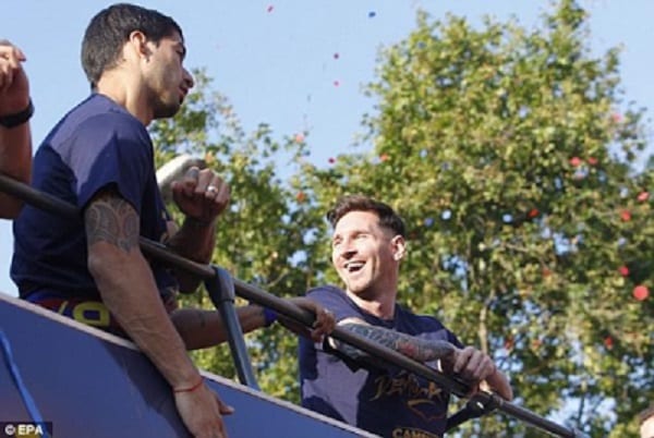 FC Barcelone : Les meilleurs moments de la célébration du titre de champion dans les rues de Barcelone: PHOTOS