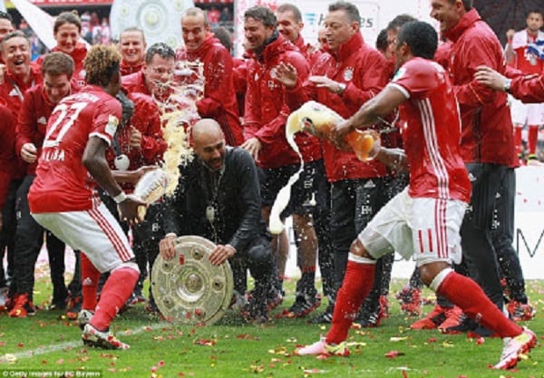 Pep Guardiola aspergé de bière par les joueurs du Bayern Munich: PHOTOS