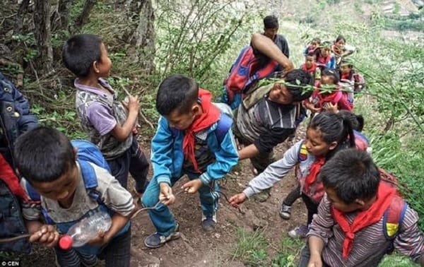Chine: Voici un chemin dangereux, empruntés par des enfants pour se rendre à l'école (PHOTOS)