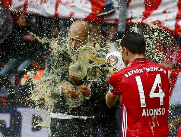 Pep Guardiola aspergé de bière par les joueurs du Bayern Munich: PHOTOS