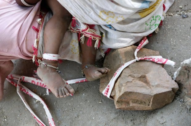 Insolite: Shivani âgée de 15 mois est attachée à une pierre pendant que ses parents travaillent