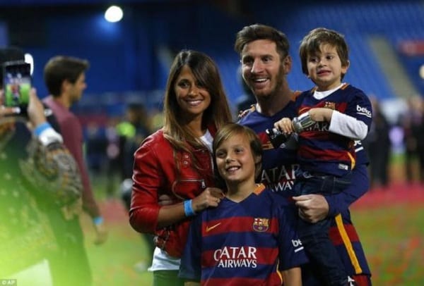 Lionel Messi: Il embrasse sa femme sur le terrain après la victoire face à Seville (photo)