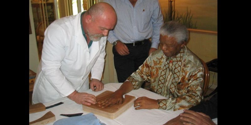 Afrique du Sud: Les empreintes en or de Nelson Mandela vendues à un prix incroyable! (photos)