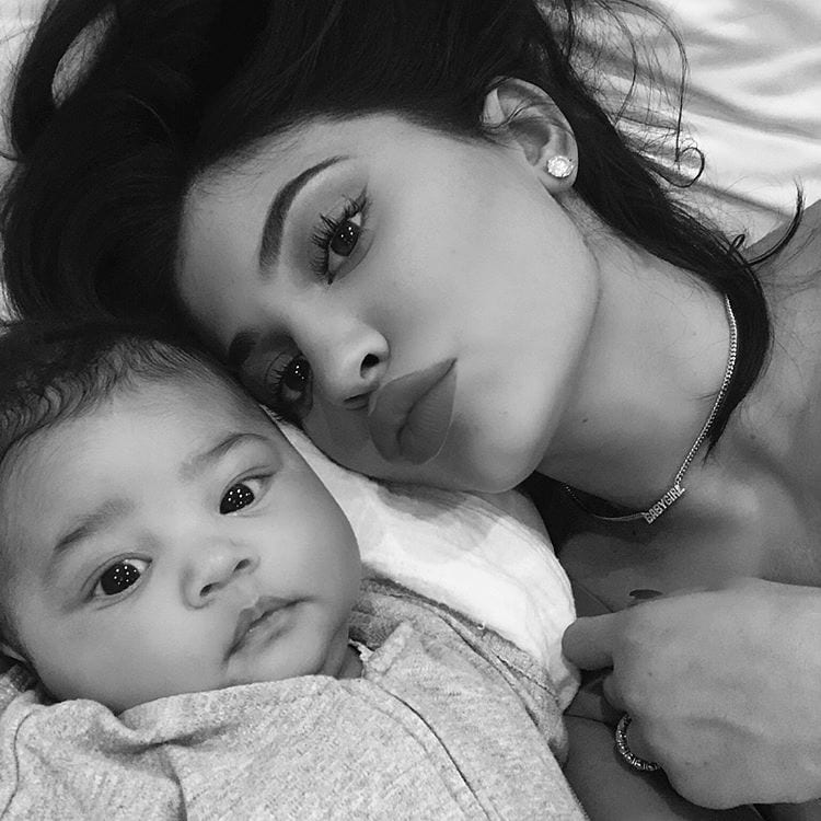 People Kylie Jenner Devoile Les 1eres Photos De Son Bebe Sur Instagram