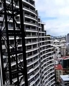 Horreur : Une femme fait une chute mortelle du 27e étage en prenant un selfie (vidéo)