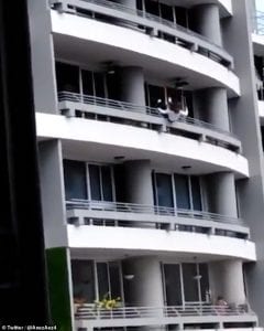 Horreur : Une femme fait une chute mortelle du 27e étage en prenant un selfie (vidéo)