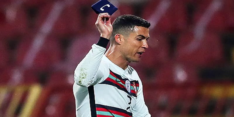 Cristiano Ronaldo Son Brassard Jete Face A La Serbie Va Sauver La Vie D Un Enfant Malade