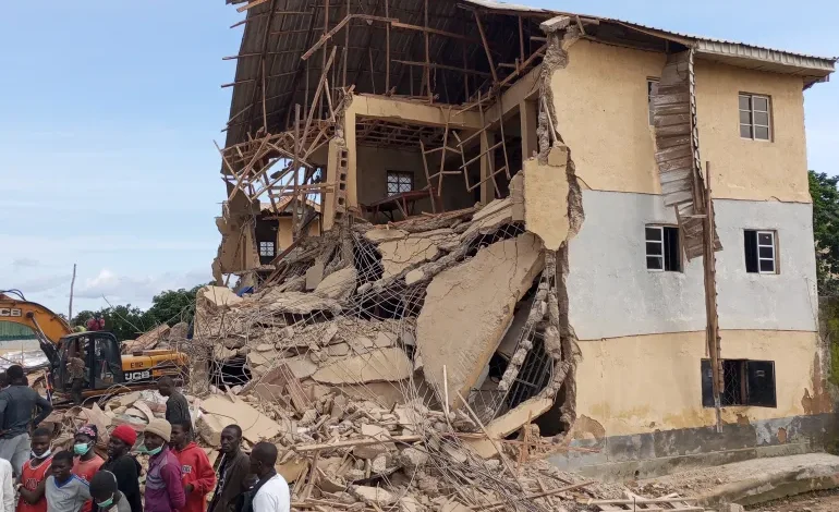 l’effondrement d’une ecole tue 22 eleves au Nigeria