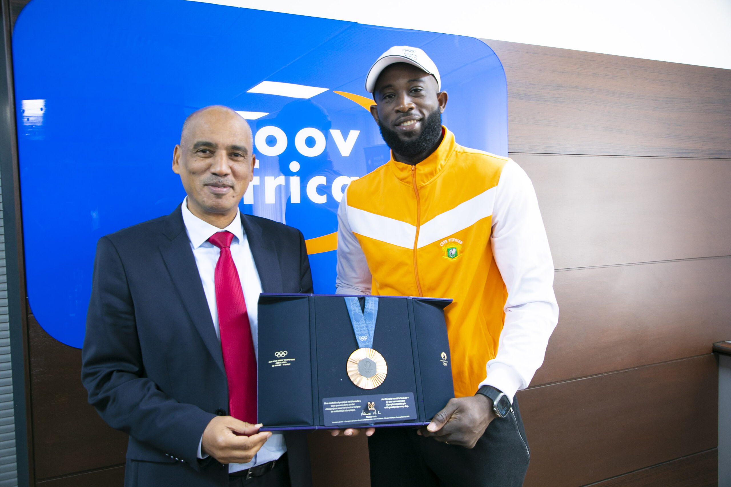 Cissé Cheick Sallah présente sa médaille olympique à MOOV AFRICA CI, un pari gagnant.