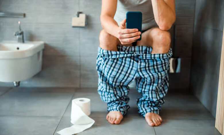 Rester-assis-sur-les-toilettes-pendant-plus-de-10-minutes-peut-être-dangereux_-avertissent-les-méd